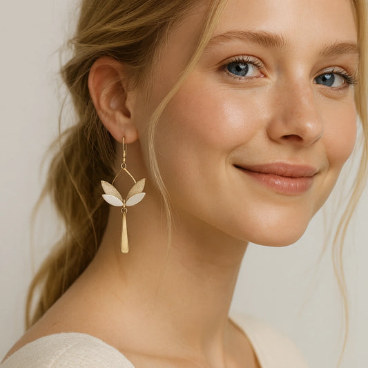 Boucles d’oreilles asymétriques luxe, mélange de feuilles en cuir doré champagne et blanc, style bohème chic raffiné, fabrication artisanale en cuir recyclé.